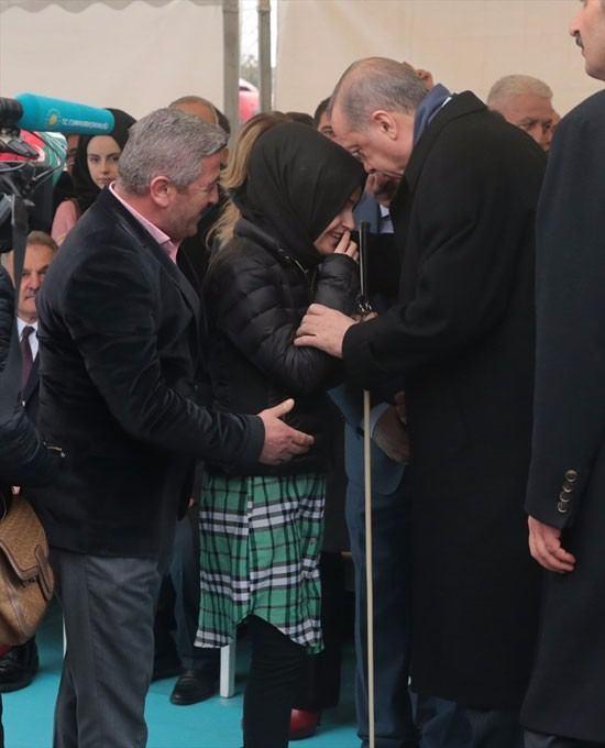 <p>Cumhurbaşkanı Erdoğan, görme engelli bir gençle sohbet etti. Ailesiyle birlikte gelen genç kız büyük bir sevin yaşadı. Daha Erdoğan'la birlikte fotoğraf çektirdi.</p>

<p> </p>
