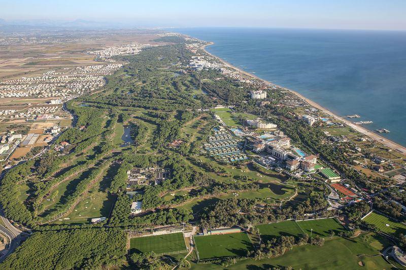 <p>G20 Liderler Zirvesi'nin yapılacağı Regnum Carya Golf Resort'ün havadan görüntüsü.</p>