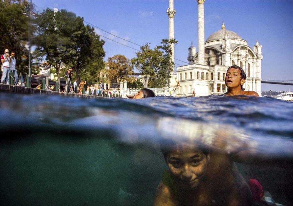 <p>Türkiye Güzellikleri dalında ikinciliği Anadolu Ajansı'ndan Erhan Sevenler elde etti. İstanbul yazın son günlerini yaşarken Ortaköy'ün çocukları da boğaz manzarası eşliğinde bunun tadını denize girerek çıkarmıştı.</p>