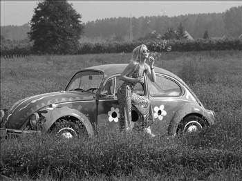 <p>HİPPİLER: 1968 yılında dünyada esen serbestlik rüzgârının yansımaları olan “Hippiler (Hippy)”, 70’lerde uzakdoğu orijinli dünya gezilerine çıkmaya başladılar ve Hindistan, Nepal, Katmandu gibi Budizm ağırlıklı yerlere ulaşmak için rotalarını genelde Türkiye üzerinden çizdiler. Kendilerine “Çiçek çocukları”, “Barış elçileri” gibi enteresan isimler veren Batı Avrupa’nın ve Kuzey Amerika’nın işsiz, parasız entel gençleri, volkswagen marka minibüslere doluşarak İstanbul’a geldiler ve uzun yıllar Sultanahmet’i kendilerine buluşma yeri seçerek, burada ucuza konaklamaya başladılar. Uyuşturucu ağırlıklı bir yaşam tarzı süren ve garip giysiler giyerek sürekli şarkı söyleyen, çalışmayan, üretmeyen bu akımın temsilcilerine tüm dünyada olduğu gibi bizde de Hippi denildiği gibi, İstanbul halkı tarafından kendilerine ikinci bir isim daha takıldı; “Bitli turist”... Sultanahmet semti de bundan nasibini aldı ve adı; “Bitli Sultanahmet” oldu uzun yıllar... Hippilik akımı 1980’lerin başında yokoluş sürecine girince, hippiler de İstanbul’u terketmeye başladılar.</p>