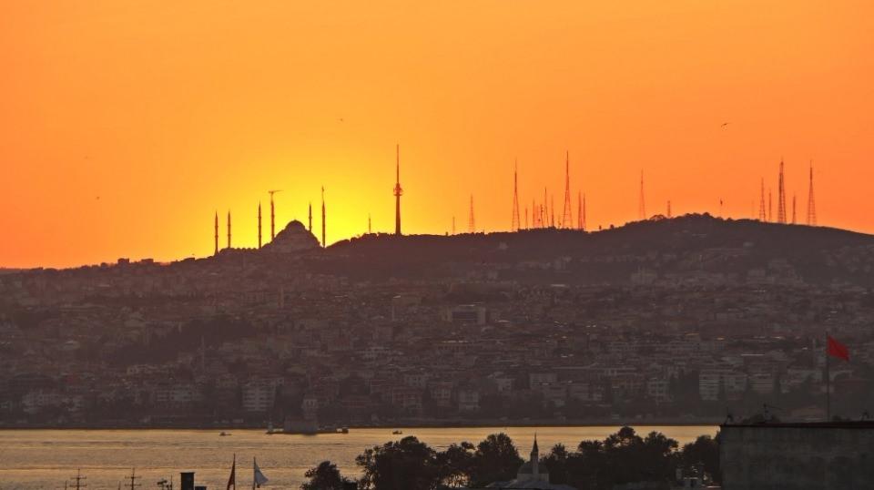 <p>İstanbul’da son günlerde etkili olan sağanak yağmur ve bulutlu hava, bu sabah yerini güneşe bıraktı. Gün doğumu, sahip olduğu İstanbul manzarasıyla ünlü olan Büyük Valide Han’dan görüntülendi. </p>

