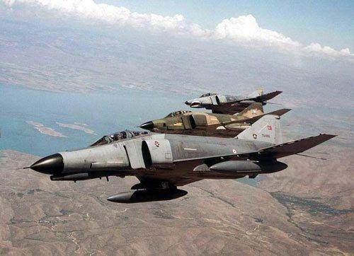 <p><strong>22 Haziran 2005: </strong>Düşen RF-4E uçağında Yüzbaşı Mustafa Akyüz ve Pilot Üsteğmen Melih Çelik atlayarak kurtuldular <br />
</p>
