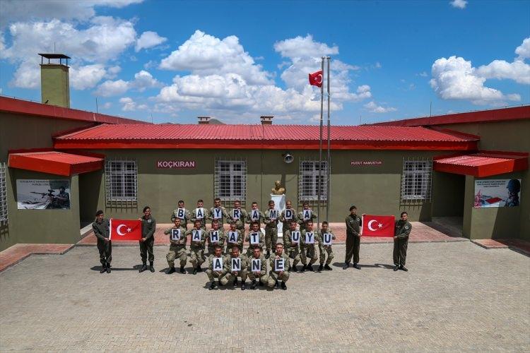 <p>Van'ın Özalp ilçesinde vatani görevlerini yapan Mehmetçikler, oluşturdukları "Bayramda rahat uyu anne" yazısıyla ailelerine bayram mesajı verdi.</p>

<p> </p>
