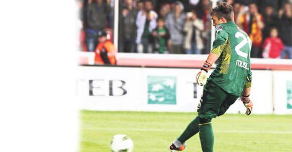 <p>EN GÜZEL GOL SEVİNCİ?</p>
<p> </p>
<p>Benim için en güzel gol sevinci Manisa'ya attığım gölden sonra yaptığım sevinçtir. Diğer golcülerin yaptıkları sevinçler beni pek ilgilendirmiyor. Ligde attığım ilk gol olduğu için en güzel sevinç oydu bence.</p>