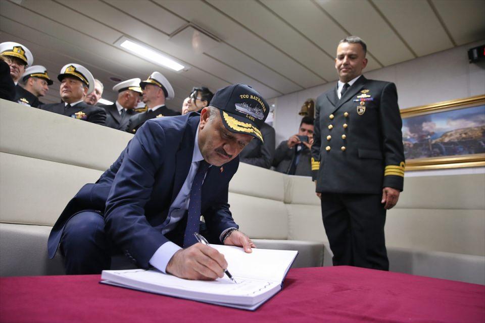 <p>Milli Savunma Bakanı Fikri Işık gemi şeref defterini imzaladı.</p>
