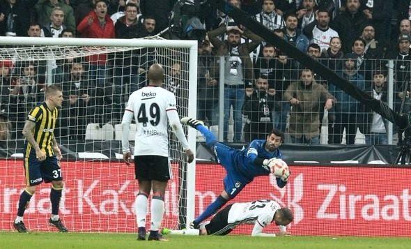 <p><strong>İNSANLARIN ZEKASIYLA DALGA GEÇME! </strong></p>

<p>Sevgili Volkan, topu alıp, durup sonra anlamsız bir yunus yapmak... Ne anlamı var? Bu tepkiye yön açar, bundan bir şey çıkabileceğini infial olacağını Volkan bilmiyor olabilir mi? İnsanların zekasıyla dalga geçmene gerek yok. Bu senin seçimin bilerek yapıyorsun.</p>

