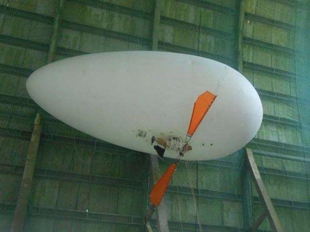 <p>'Su Damlası' olarak adlandırılan balonlar azami 1000 m irtifaya çıkabilmesi planlanıyor. 16 metre uzunluğundaki balon 180 m3 hacme sahip olacak. 35 m3 hacimli 'Küresel' balonlar ise azami 500m irtifaya çıkabilecek. Her iki balon da sert hava şartlarına ve hafif silahlara karşı dayanıklı.</p>
