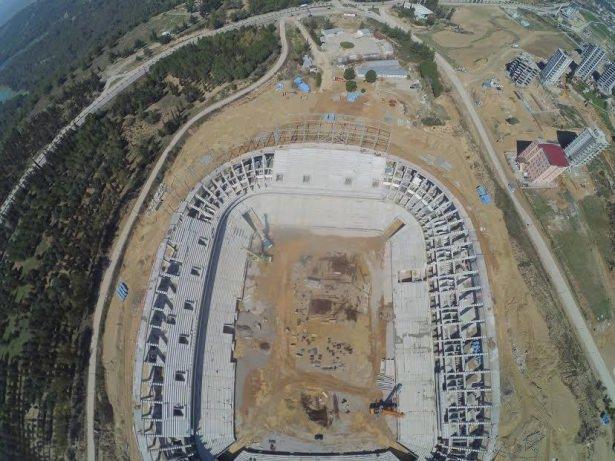 <p>Stadın yeni sezona yetiştirilmesi için gerekli çalışmalar yoğun şekilde devam ediyor.</p>