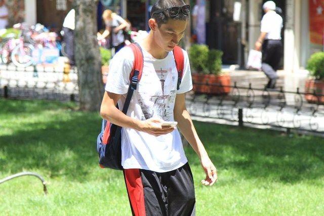 <p>Sizin GPS alanınıza Pokemon karakteri girdiğinde oyun uyarı veriyor ve karakterin üzerini tıkladığınızda kamera açılıyor. Kamera ile de Pokemon’u gerçek hayatta görebiliyorsunuz.</p>

<p> </p>
