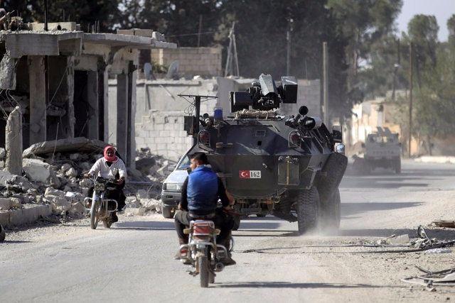 <p>Azez-Cerablus hattında 35 kilometre derinlikte yer alan El Bab’da Türk askerinin ÖSO güçleriyle birlikte terör örgütü DEAŞ’a karşı yürüttüğü operasyon aralıksız devam ediyor.<br />
<br />
Abdullah AĞAR/GAZETE HABERTÜRK</p>

<p> </p>

<p> </p>
