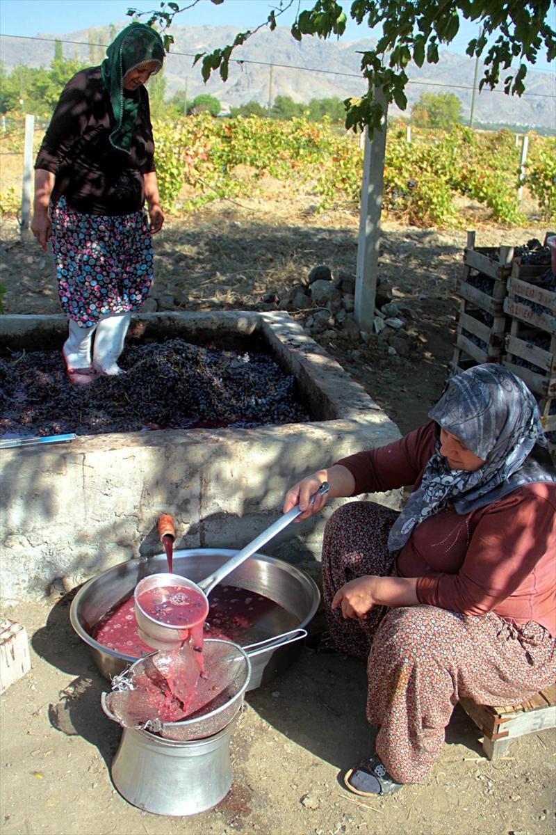 <p>Orcik yapımı için öncelikle bağlardan özenle toplanan farklı aromaya sahip üzümlerin havuzlarda ezilerek suyu çıkarılıyor. Elde edilen üzüm suyu, belirli bir süre kaynatıldıktan sonra yöreye has özel bir toprakla mayalandırılarak süzme ve bir günlük dinlendirme işlemine tabi tutuluyor.</p>

<p> </p>
