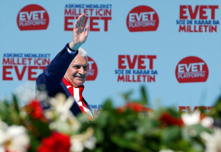<p>Başbakan Binali Yıldırım ve eşi Semiha Yıldırım, İzmir Gündoğdu Meydanında düzenlenen "İzmir Buluşması"na katıldı.</p>
