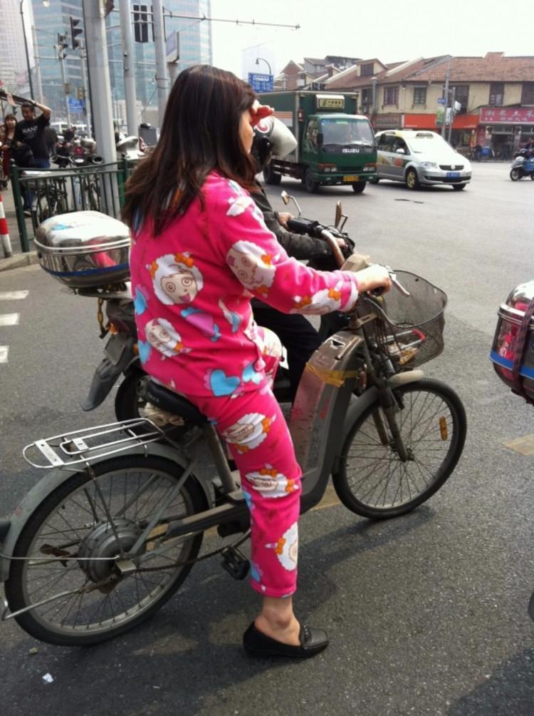 <p>Halk arasında pijama giyen insanlar</p>
<p>Diğer ülkelerden farklı olarak, Çin'deki insanlar sıklıkla pijamalarını sokaklarda dolaşırken bile giyebilirler</p>