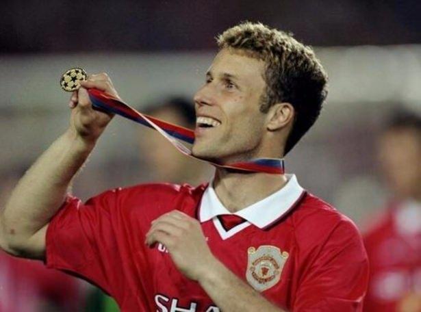 <p>İstanbul'dan Manchester'ın yolunu tutan Ronny Johnsen, Üçleme yapan United takımının bir parçası oldu.</p>
<p> </p>