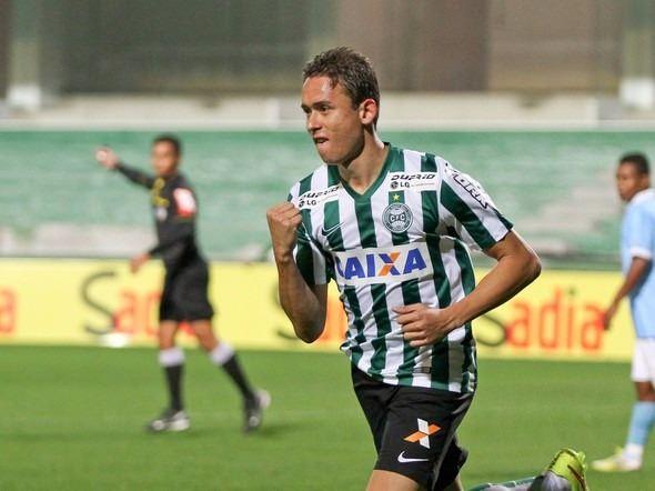 <p>KEIRRISON | Coritiba formasıyla gol rekoru kırarken ''Acaba bu kim?'' dediğimiz ve gelecek kariyerini merakla beklediğimiz isimlerden birisi daha... 2009'da Barcelona'nın radarına takılan ve ardından Katalan kulübüne transfer olan Keirrison, O günden beri haber alınamayan yıldızlardan. Şimdilerde ise Brezilya 2. Ligine kadar düşen gerçek bir FM efsanesi...</p>
<p> </p>