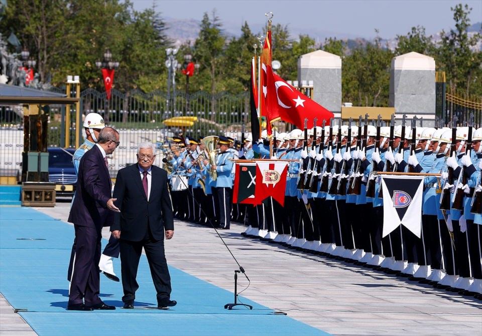 <p>Törende Cumhurbaşkanlığı Genel Sekreteri Fahri Kasırga, Ankara Valisi Ercan Topaca, Ankara Büyükşehir Belediye Başkanı Melih Gökçek, MİT Müsteşarı Hakan Fidan, Cumhurbaşkanlığı Genel Sekreter Yardımcısı ve Sözcüsü İbrahim Kalın da hazır bulundu.</p>

<p> </p>
