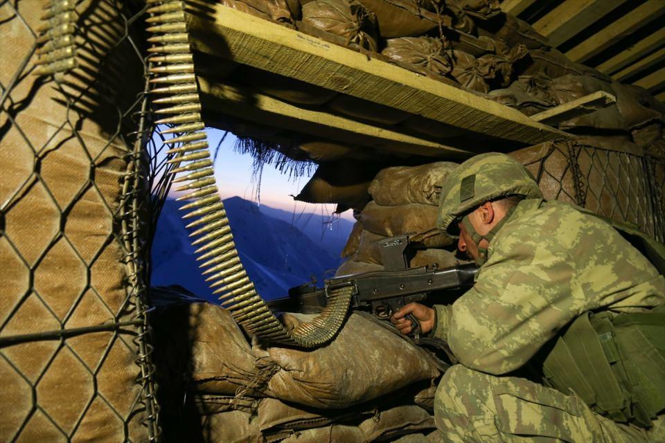 <p><strong>Eksi 22 derecede vatan savunması</strong></p>
<p><em>Çevik'in teröristlerle kahramanca çarpışarak şehadet şerbeti içtiğini vurgulayan Akpınar, şöyle dedi:</em></p>