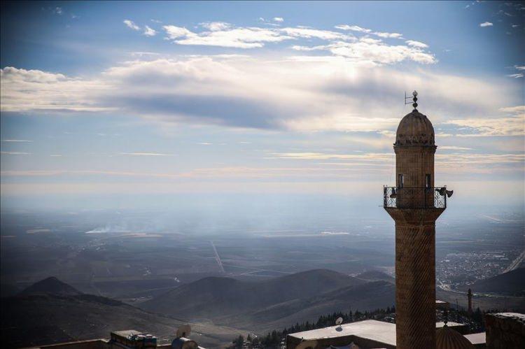 <p>Mardin<br />
<br />
Nüfusu: 796 237  <br />
Toplam otomobil sayısı: 22 421<br />
​Kaç kişiye bir otomobil düşüyor: 35,5</p>
