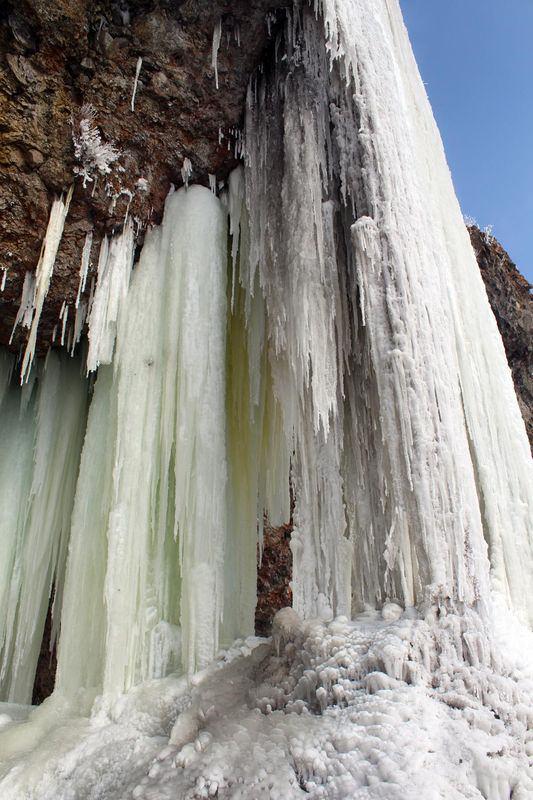 <p>Kış aylarının soğuk geçtiği ilimiz, soğukların etkisiyle ayrı bir güzelliğe bürünüyor. İşte gördüğünüz gibi burası Pamukkale değil Ardahan. Metrelerce yükseklikte oluşan buz kütleleri Pamukkale’yi aratmıyor" dedi.</p>
