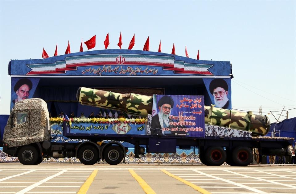 <p>İran'ın başkenti Tahran'da Kutsal Savunma Haftasının başlaması münasebetiyle İslam Cumhuriyeti'nin kurucusu Ayetullah Ruhullah Humeyni'nin türbesi önünde, askeri geçit töreni düzenlendi.</p>

<p> </p>
