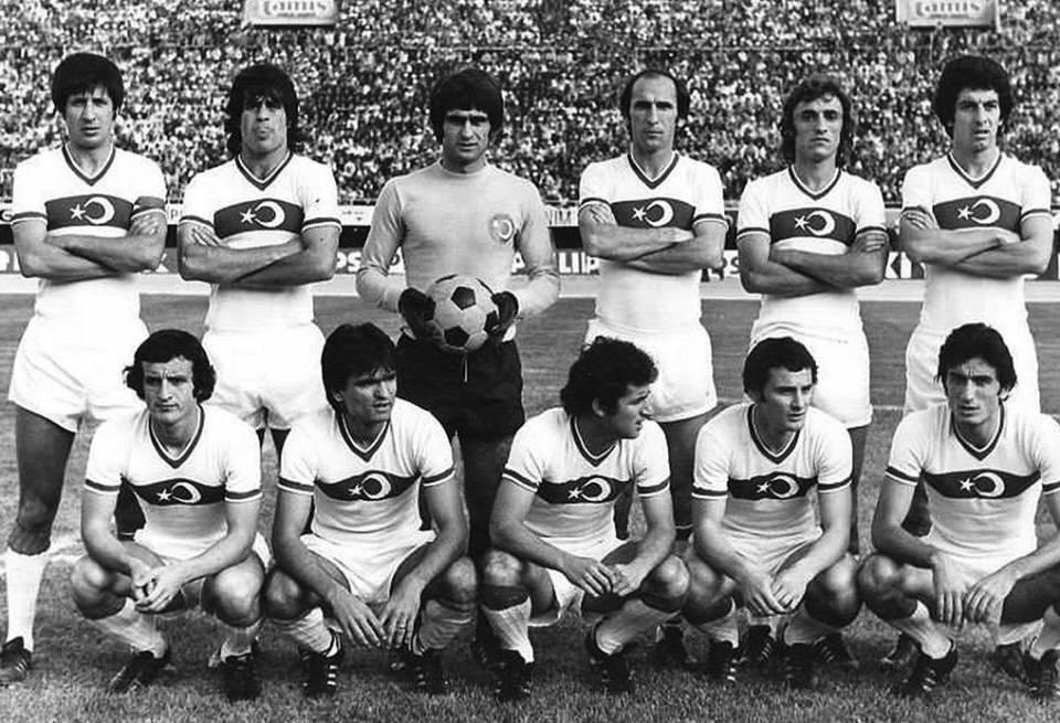 <p><strong>Milli Takım (1976)</strong></p>
<p>1978 Dünya Kupası elemelerinde, 31 Ekim 1976’da İzmir Atatürk Stadı’nda Malta’yı Cemil Turan (3) ve Mehmet Özgül’ün golleriyle 4-0 yenen Coşkun Özarı yönetimindeki A Milli Takım.</p>
<p>Soldan sağa</p>
<p>Ayaktakiler: İsmail Arca (Eskişehirspor), Ali Kemal Denizci (Trabzonspor), Şenol Güneş(Trabzonspor), Mehmet Özgül (Galatasaray), Kemal Batmaz (Bursaspor), Alpaslan Eratlı (Fenerbahçe).</p>
<p>Oturanlar: Turgay Semercioğlu (Trabzonspor), İsa Ertürk (Adanaspor), Fatih Terim (Galatasaray), Cemil Turan (Fenerbahçe), Ali Yavaş (Galatasaray).</p>
<p> </p>