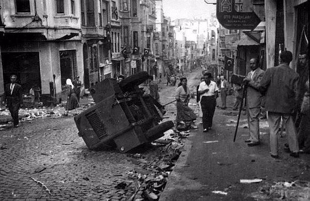 <p>46. 6-7 Eylül 1955 İstanbul Pogromu sonrası Tarlabaşı.</p>