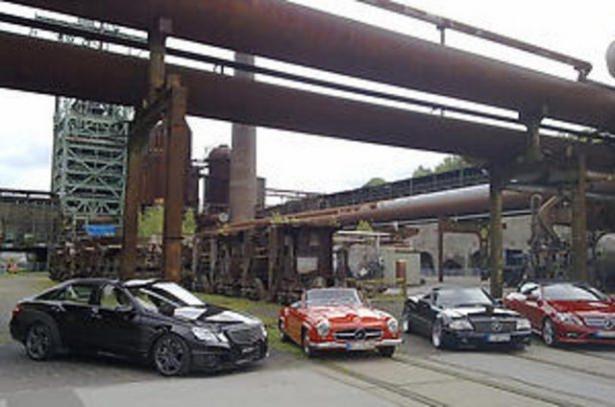 <p>Mercedes severler Almanya'nın Hattingen kentinde buluştu. Mercedes kulübü tarafından her sene düzenlenen etkinlik kapsamında Mercedes klasikleri ve son model Mercedes'ler bir araya geldi. İşte o otomobiller....</p>
<p> </p>