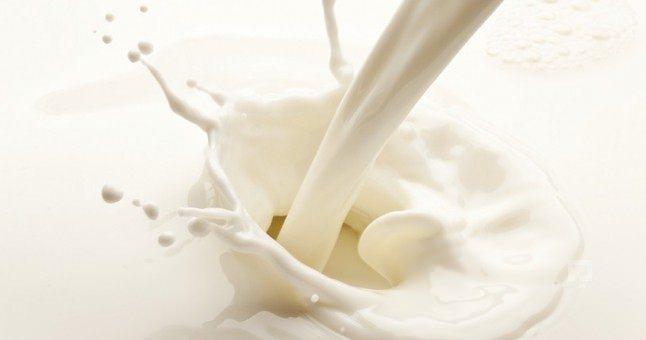 <p>Oluştuğu anda müdahale edilmesi gereken süt lekesi kumaştaysa, sabunlu bir bezle temizledniğinde hemen sonuç alınır. Sütün döküldüğü yere sabun sürülerek, çitilenmelidir. </p>
