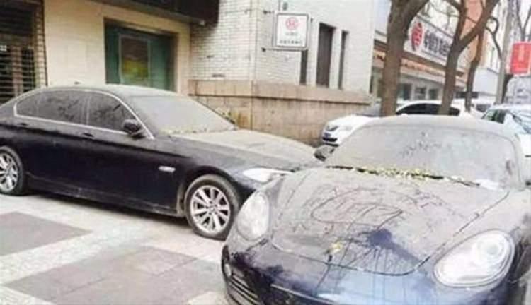 <p>Çin'de bir adam, kavgalı olduğu bir kişinin aracının önüne park ettiği arabasını tam 1 yıl boyunca çekmedi.</p>