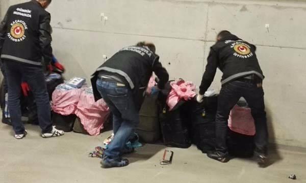 <p>Valizlerin içerisinde ise çuval içerisine koyulmuş tam 250 adet şeffaf paket bulundu. </p>