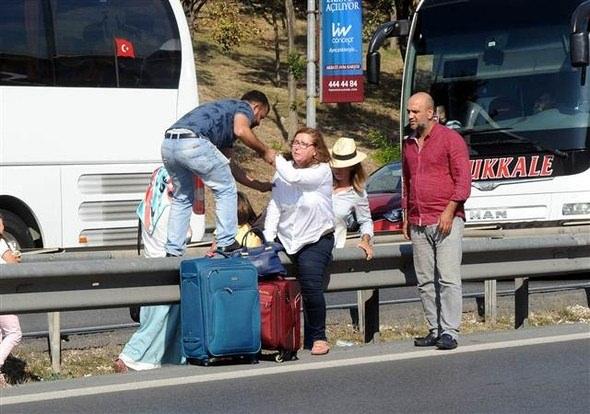 <p>Öte yandan, durumu fırsata çevirmek isteyen bazı vatandaşlar da yolcuların valizlerini ücret karşılığında el arabalarıyla taşıdı.</p>
<p> </p>
<p></p>