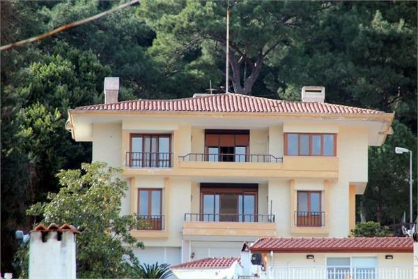 <p>Marmaris Emlakçılar Derneği Başkanı Zülfikar Soyvural, evin bulunduğu bölgenin Marmaris'te önemli bir alan olduğuna işaret ederek, "Evren'in Beyazev'i yaklaşık 1 milyon liraya satıldı. O bölge çok güzel bir bölge. Arsa fiyatlarımız yükseldi. Burası Marmaris'in ileri gelenlerinin yaşadığı bir yer. Orada tarihe damga vuran bir isim yaşadı. Alan kişiye hayırlı olmasını diliyorum" dedi.</p>
<p> </p>