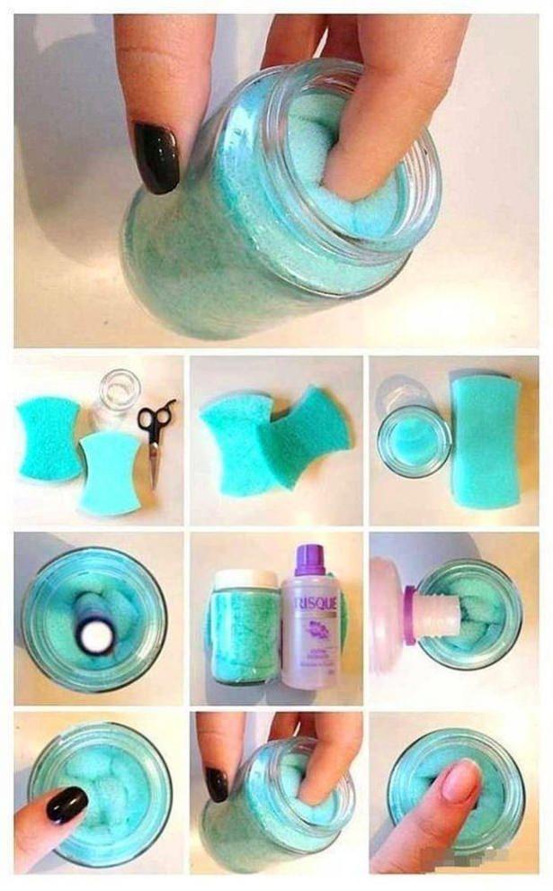 <p>Hazır banyo ve düzenleme demişken şu parmağınızı sokup ojenizi çıkardığınız asetonlardan yapmak ister misiniz? </p>
<p>Bu pratik asetonları evde yapmak çok kolay. Bir makyaj süngerini minik kavanozun içine koyun ve üzerine aseton dökün.</p>