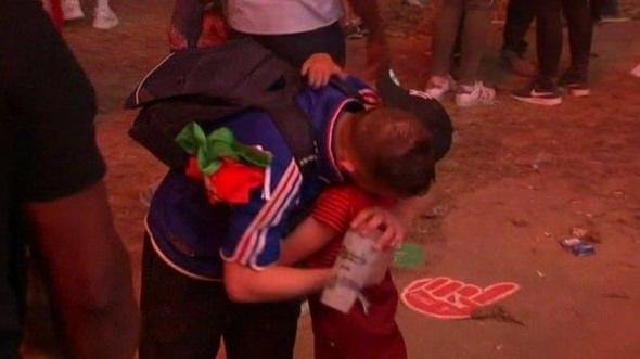 <p>10- Portekizli küçük çocuk ama yüreği büyük taraftar, Fransız taraftarı teselli ederken.</p>
