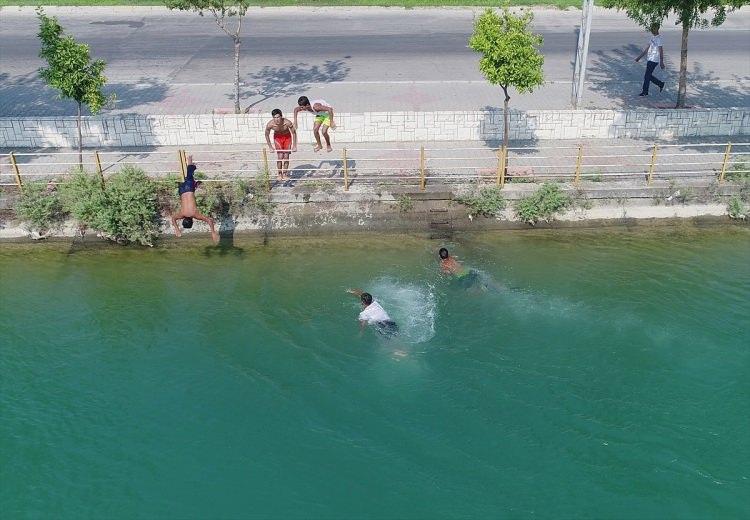 <p>Antalya Emniyet Müdürlüğü ekipleri de vatandaşlara, boğulmalara karşı alınacak önlemlerin anlatıldığı uyarı broşürü dağıttı.</p>
