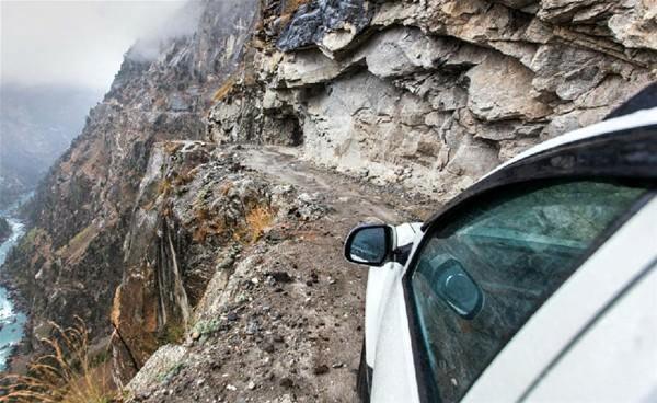 <p>Geçen kış beş kafadar Hindistan'ın en tehlikeli yollarından birinde arabayla yola koyulmuş, muhteşem manzaraları görüntüledi.</p>

<p> </p>
