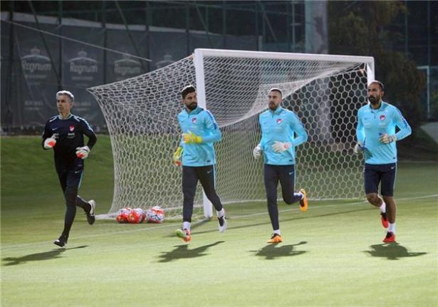 <p>İsveç ile 24 Mart'ta özel maçta karşı karşıya gelecek A Milli Futbol Takımı,  ilk çalışmasını bu akşam basına kapalı olarak yaptı.</p>
