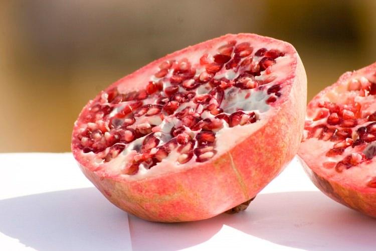 <p>Bunun için güneşte kurutulmuş nar kabuklarını toz haline getirin, bir bardak suya ekleyerek karıştırın ve bu su ile gargara yapın.</p>
