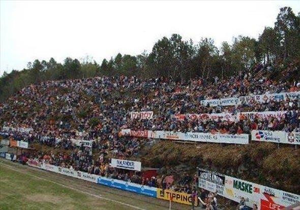 <p>Norveç FC Aalesund StadyumuBu garip stadyumun da ilginç terasları bulunuyor. FC takımının stadı olarak kullanılan bu alan artık Kadın Premier Ligi'ne hizmet ediyor.</p>