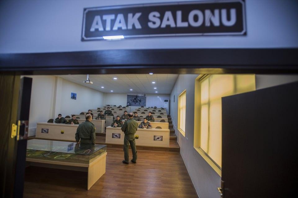 <p>ATAK, yeni nesil gece görüş sistemi ve gelişmiş termal görüş sistemi sayesinde hedefi uzak mesafeden ateş altına alabiliyor. Helikopterde ASELSAN özgün üretimi ASELFLIR-300T gece-gündüz termal görüş ve hedefleme sistemi ile avcı kaska montajlanmış nişangah sistemi bulunuyor. </p>
