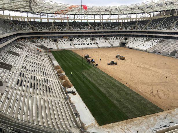 <p>Çatı inşaatı biten Vodafone Arena'da çimlerin serilmesi işlemine başlandı.</p>
