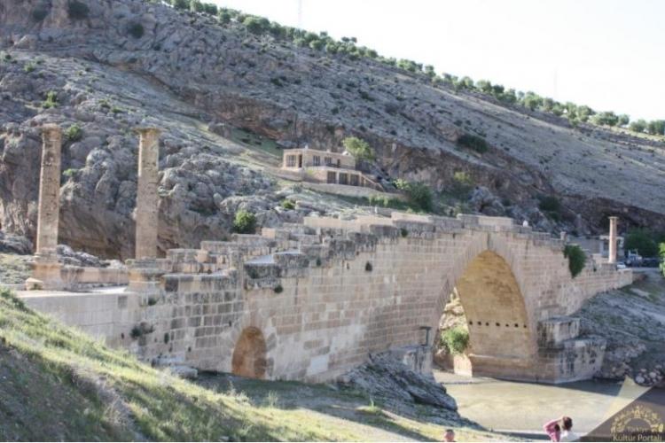 <p>Adıyaman<br />
<br />
Nüfusu: 610 484 <br />
Toplam otomobil sayısı: 45 349 <br />
Kaç kişiye bir otomobil düşüyor: 13,5</p>
