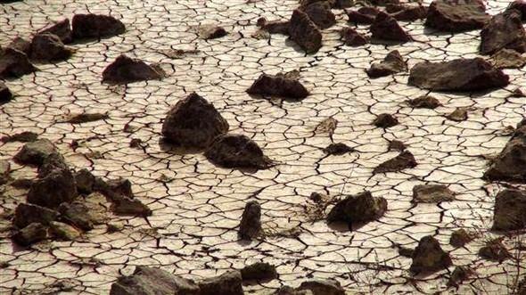 <p>Lapseki İlçesi’ndeki sulama amaçlı Umurbey Barajı ise 52 milyon 722 bin metreküp kapasiteye sahip. Barajda şu an 26.5 milyon metreküp su bulunuyor ve doluluk oranı yüzde 50. İçme ve sulama ihtiyacını karşılayan 39 milyon 61 bin metreküp kapasiteli Ayvacık Barajı’nda ise şu anda 25 milyon metreküp su bulunuyor, doluluk oranı ise yüzde 32. Sulama ve içme suyu ihtiyacını karşılayan 18 milyon 450 bin metreküp kapasiteli Lapseki Bayramdere Barajı’nda 13 milyon 306 bin metreküp su bulunuyor, doluluk oranı ise yüzde 72.</p>

<p> </p>
