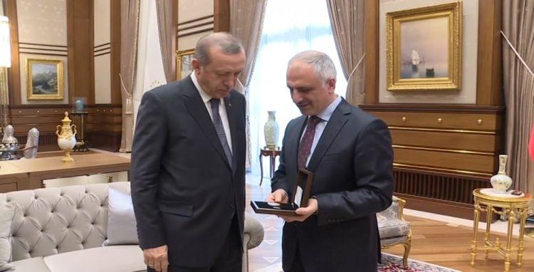 <p>Cumhurbaşkanı Recep Tayyip Erdoğan, Hazine Müsteşarı Osman Çelik ile Darphane ve Damga Matbaası Genel Müdürü Sadettin Parmaksız'ı Cumhurbaşkanlığı Külliyesinde kabul etti.</p>
