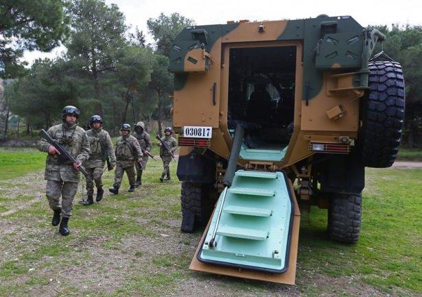 <p>Arazi şartlarında birliklerin motorize olarak intikalinin birebir canlandırıldığı eğitimlerde, METİ timi yolda mayın ve el yapımı patlayıcı araması  ve bulunan patlayıcıların imhasını yaparak birliğin güvenle hedefine ulaşmasını  sağlıyor.</p>
