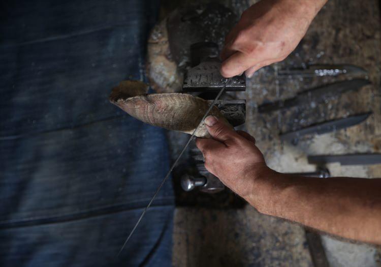 <p>Aynı formlarda üretiliyor. 300 yıl önce üretilen kılıç modelini biz günümüzde bıçak boyuna getirip üretiyoruz. </p>

