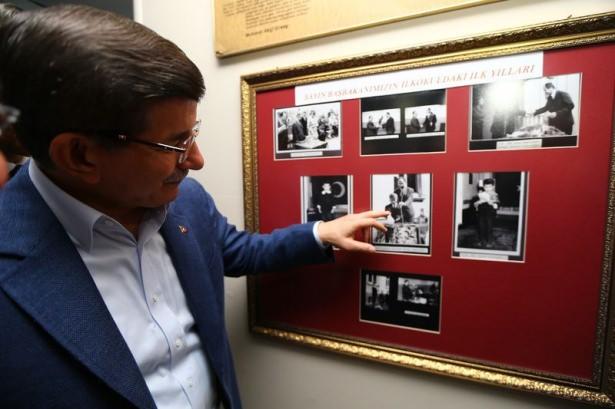 <p>İlkokuldayken okuduğu 3. kattaki 3-A sınıfına girerek, çocukluk yıllarında oturduğu sıraya oturan Davutoğlu, daha sonra okul girişinde yer alan ve ilkokul yıllarına ait fotoğraflarının bulunduğu panoyu inceledi.</p>