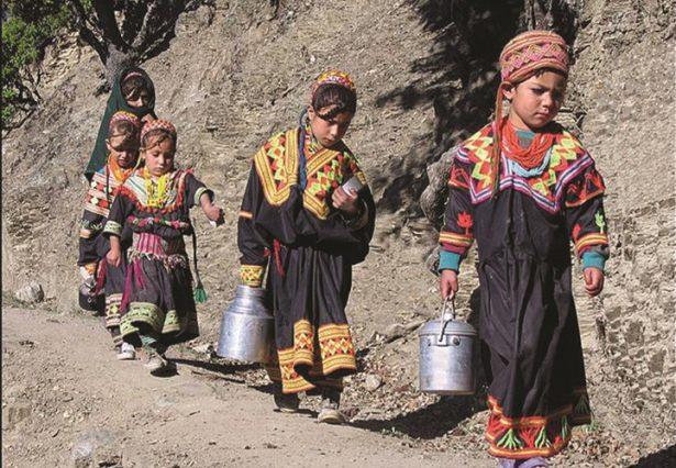 <p><strong>HUNZA TÜRKLERİ</strong><br />
<br />
Hunzalar Çin ve Afganistan sınırında Pakistan Keşmirinin kuzeyinde Tanrı Dağları, Himalayaların batı uzantısı olan Karakurum Sıradağları, Hindukuş dağlarının kesiştiği 160 km uzunluğunda, 1.6 km genişliğindeki Hunza Vadisinde yaşıyan bir halk. </p>