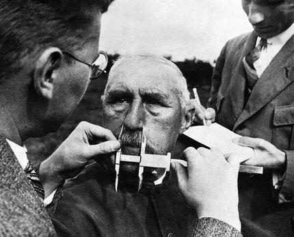 <p>Aryan ırk belirleme testleri sırasında burnu ölçülen bir adam, 1940</p>

<p> </p>
