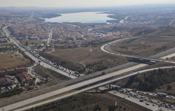 <p>Kurban Bayramı dolayısıyla dün yaşanan yoğunluğun yerini akıcı araç trafiğine bıraktığı görüldü</p>
<p> </p>